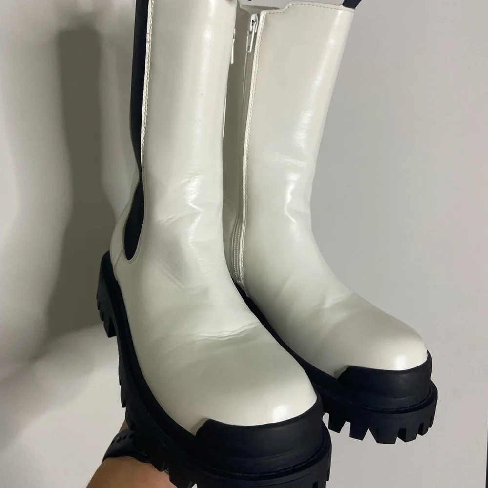 Stompy white boots - Picture 3 of 4